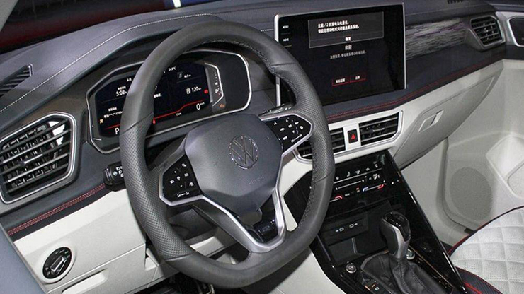 Hệ thống giải trí có màn hình cảm ứng 12 inch đặt nổi trên mặt táp-lô và cụm điều khiển trung tâm nghiêng về phía người lái hơn
