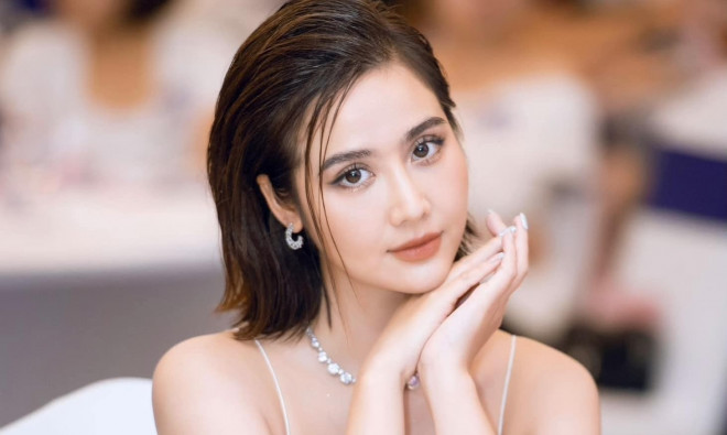 Có thể thấy tóc của Huyền Lizzie đã dài hơn so với lúc quay phim và nữ diễn viên khéo léo tạo thành kiểu tóc đầy ấn tượng. Huyền Lizzie từng trải qua nhiều kiểu tóc khác nhau, từ tóc tém cá tính đến tóc bob ngọt ngào, rồi cả tóc dài nữ tính dịu dàng. Dù chọn kiểu tóc nào, nữ diễn viên cũng được khen rất xinh đẹp.
