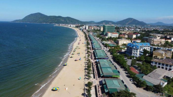 Hơn 40 ki ốt bán hàng hải sản phục vụ khách du lịch tồn tại hơn 10 năm nay tại bãi biển Thiên Cầm. Điều đáng nói, các ki ốt này đang trong tình trạng xập xệ xuống cấp và án ngữ lối xuống biển