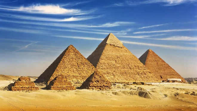 Kim tự tháp Menkaure, Khafre và Khufu nhìn từ Cao nguyên Giza - Ảnh: LIVE SCIENCE