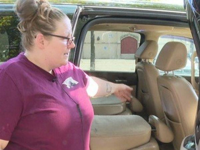 Phi thường - kỳ quặc - Tập trung lái xe giao hàng, người phụ nữ hoảng hốt khi phát hiện cảnh tượng phía sau