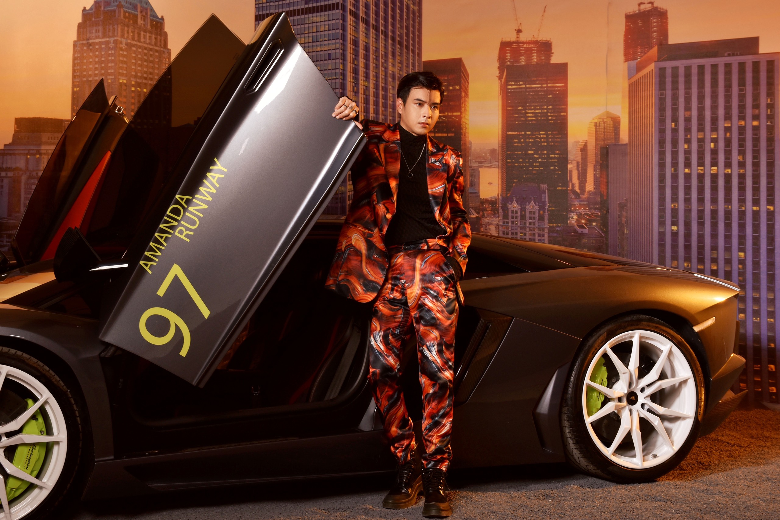 Hồ Quang Hiếu bên siêu xe Lamborghini
