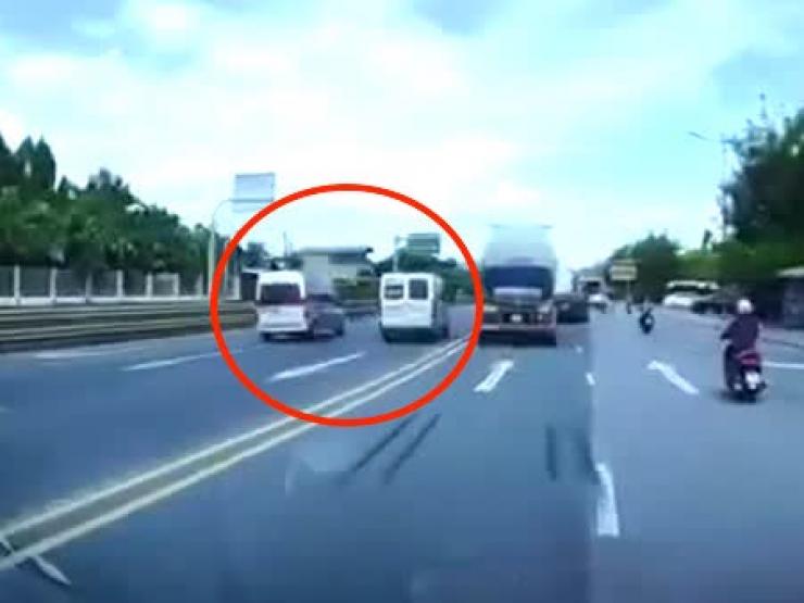 Tin tức trong ngày - Clip: Hãi hùng với cảnh 2 ô tô 16 chỗ "thi nhau" vượt ẩu