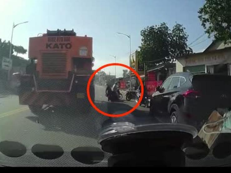 Clip: Gặp tai họa vì xe chạy kiểu “1 mình 1 đường”, nữ tài xế may mắn thoát đại nạn