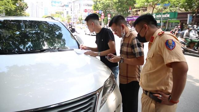 Lực lượng chức năng phát hiện và kiểm tra thông tin xe.