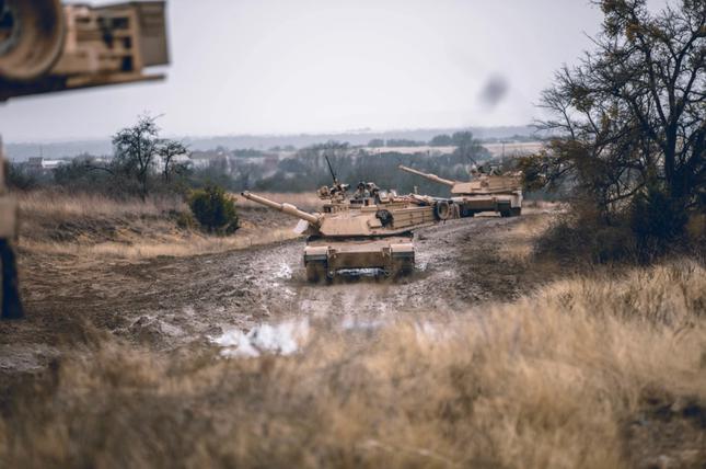 Kíp xe tăng Abrams M1A2 SEPv3 đang tham gia huấn luyện. Ảnh: Lục quân Mỹ.