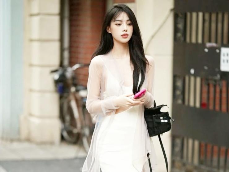 Thời trang - Nhiều cô gái "vô danh" nổi bật trên đường phố khi diện váy ngủ xuống phố