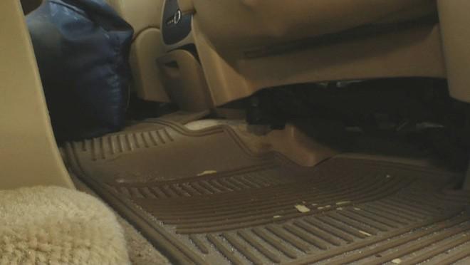 Tập trung lái xe giao hàng, người phụ nữ hoảng hốt khi phát hiện cảnh tượng phía sau - 2