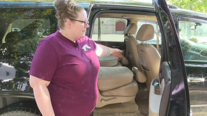 Tập trung lái xe giao hàng, người phụ nữ hoảng hốt khi phát hiện cảnh tượng phía sau - 1