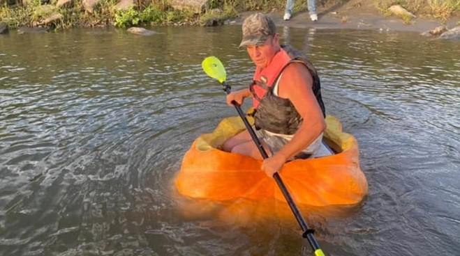 Người đàn ông di chuyển trên sông Missouri bằng thuyền bí ngô. Ảnh: CNN