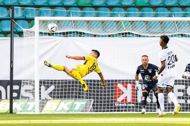 Quang Hải bỏ lỡ cơ hội ghi bàn đầu tiên cho Pau FC sau cú ngả bàn đèn ngoạn mụcẢnh: Getty Images