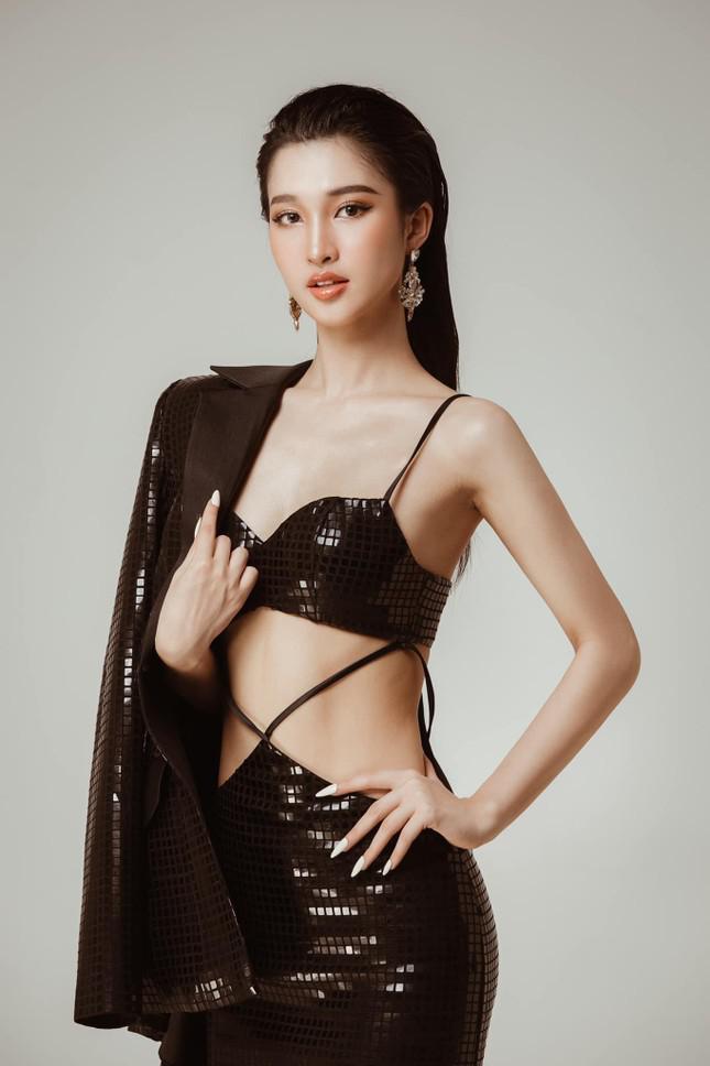 Nàng Á hậu xứ Thanh rất hiếm khi mặc váy áo cut-out táo bạo.