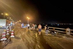 Tin tức trong ngày - Vụ xe đầu kéo húc bay thành cầu lao xuống sông Hồng: Tài xế đối mặt hình phạt nào? 