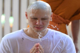 Thời trang - "Nam thần" Thái Lan từng sánh vai Hoa hậu Thùy Tiên, Hương Giang bất ngờ xuống tóc đi tu