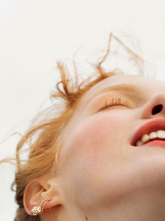 Bakuchiol khuyến khích sự thay đổi tế bào da và kích thích sản xuất collagen. Thành phần này trong một loại serum đẩy lùi các dấu hiệu lão hóa, bao gồm cả sạm da, nếp nhăn và nếp nhăn.