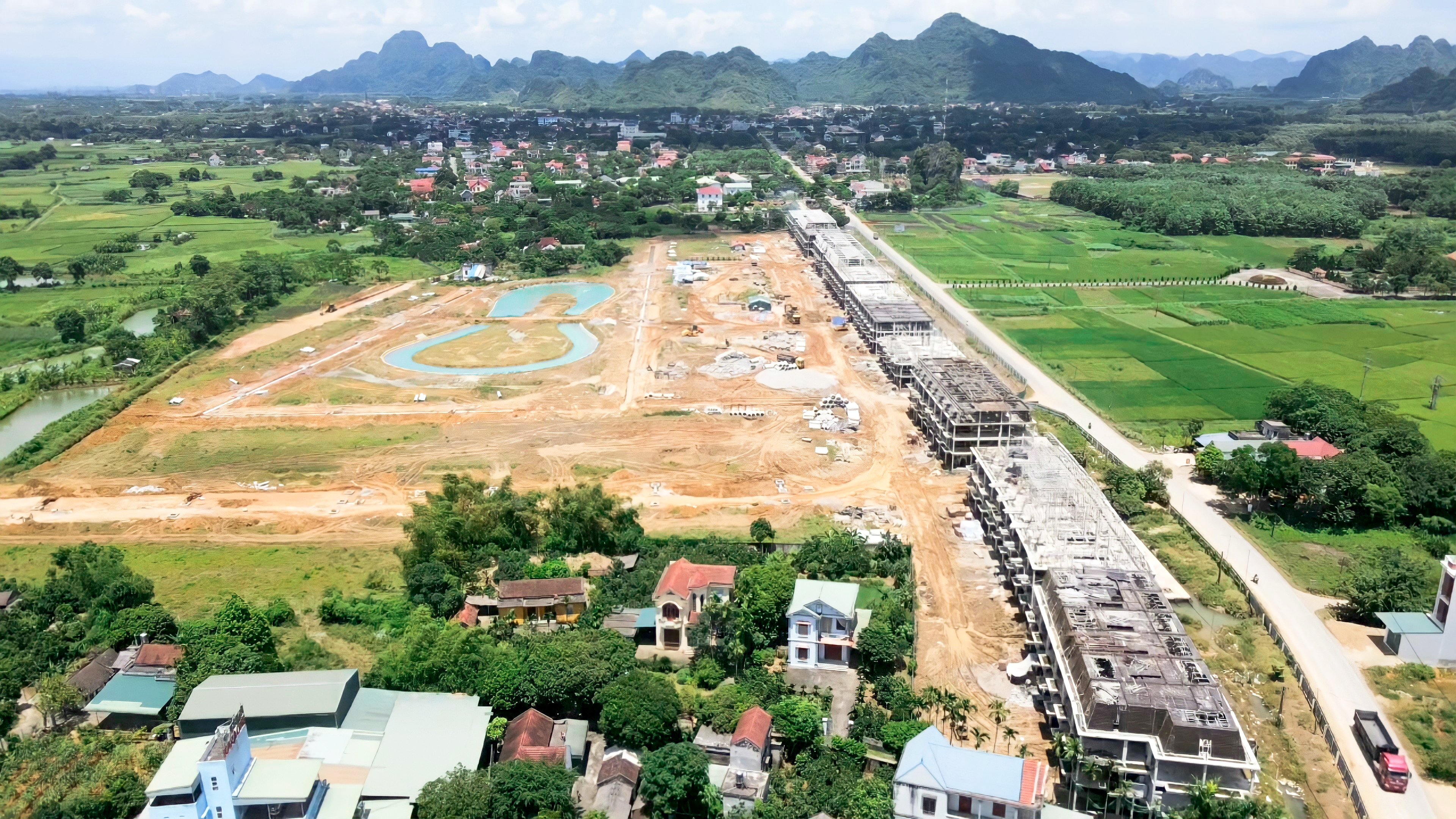 Dự án DHome Yên Thủy có quy mô rộng 9,336 ha, đóng tại huyện Yên Thủy.