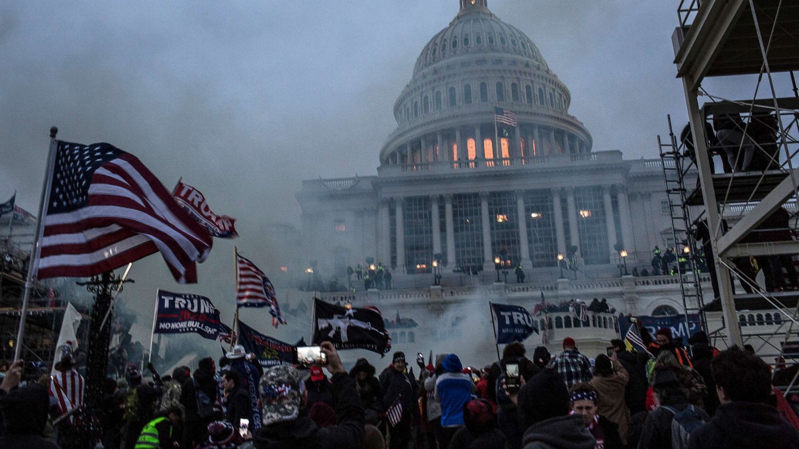 Người biểu tình ủng hộ cựu Tổng thống Mỹ Trump gây bạo loạn ở Điện Capitol (ảnh: Guardian)