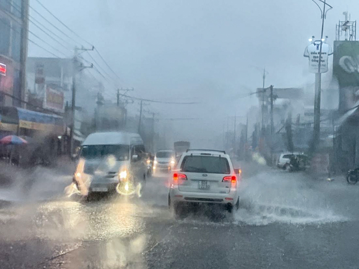 Lái xe ô tô trong trời mưa to và ngập lụt cao cần lưu ý những điều sau - 1