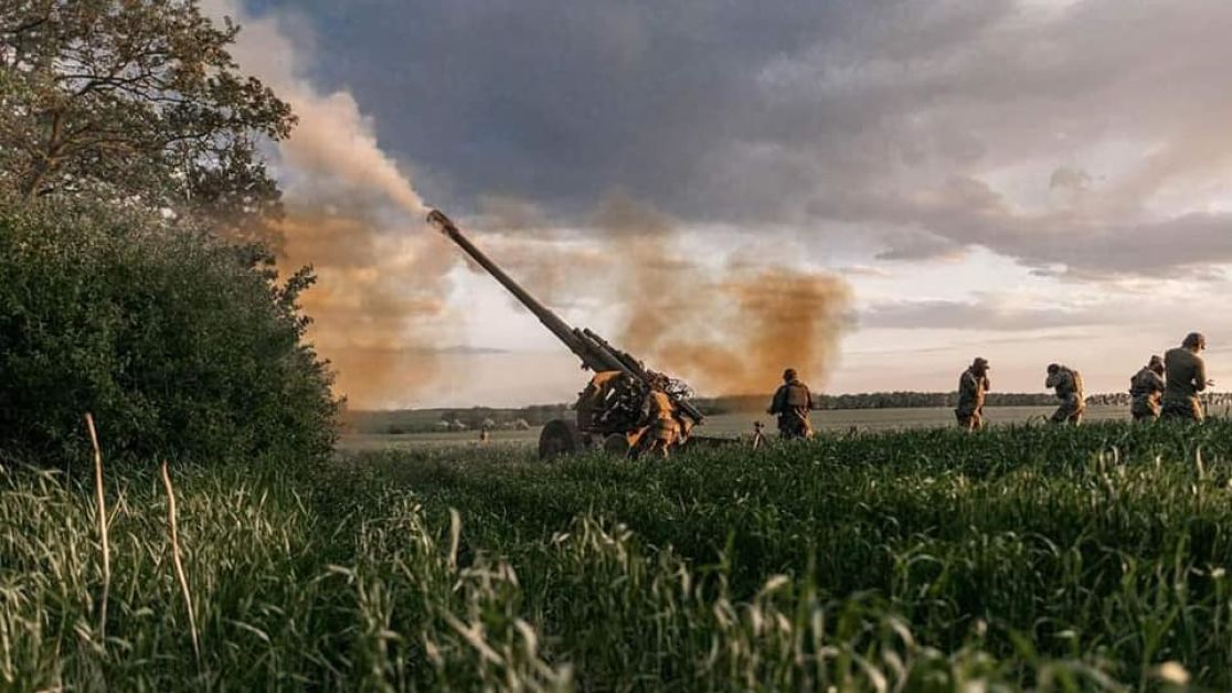 Quân đội Ukraine nã pháo ở mặt trận miền nam (ảnh: CNN)