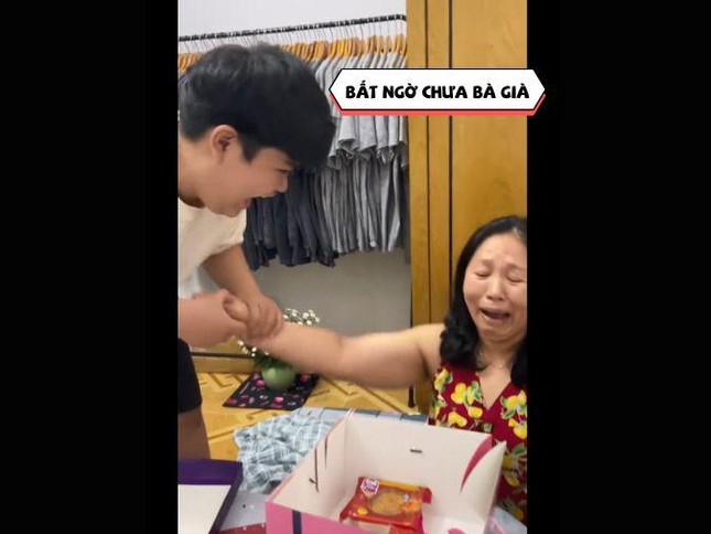 Nguồn gốc câu nói xu hướng "Bất ngờ chưa bà già" đang khuynh đảo mạng xã hội - 2