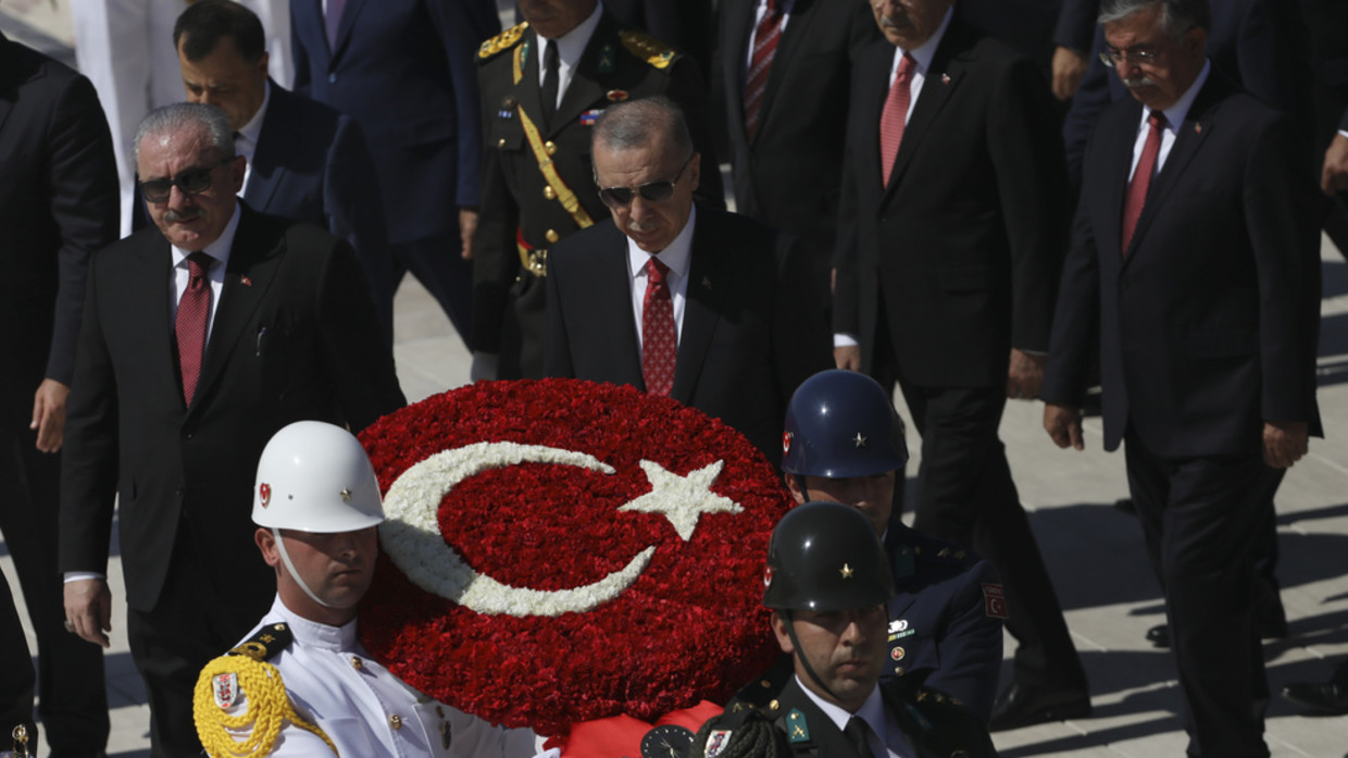 Tổng thống Thổ Nhĩ Kỳ Recep Tayyip Erdogan (giữa).
