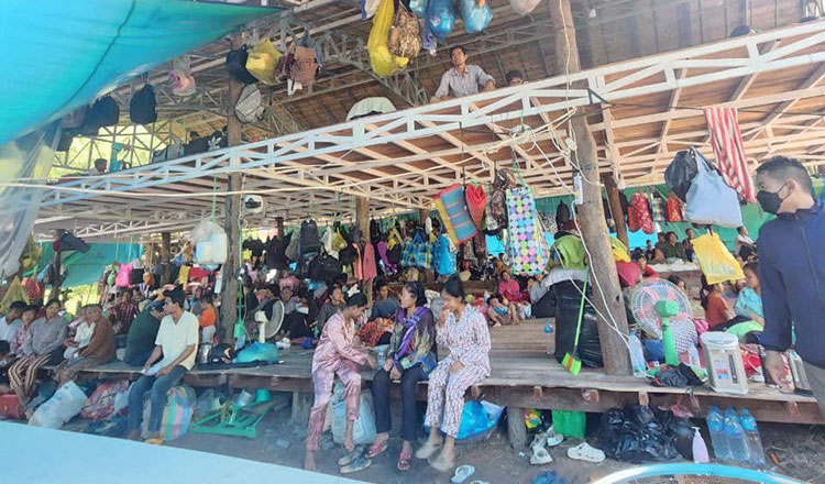 Nhiều người dân bỏ việc, rời khỏi nhà tới nông trại. Ảnh: Khmer Times
