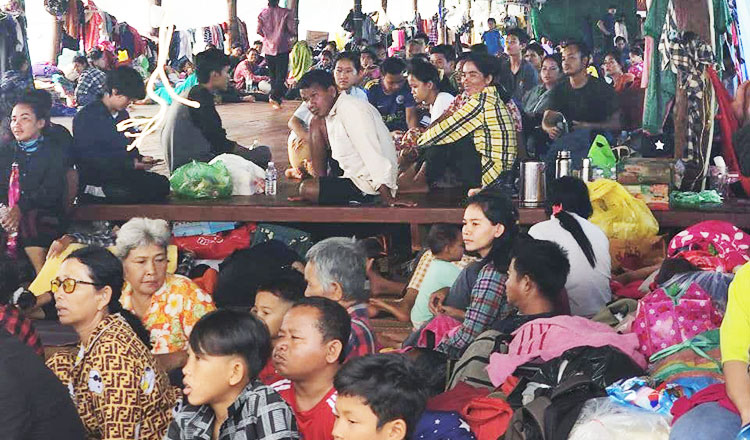 Chính quyền địa phương đã vận động người dân giải tán nhưng phần lớn vẫn không nghe theo. Ảnh: Khmer Times