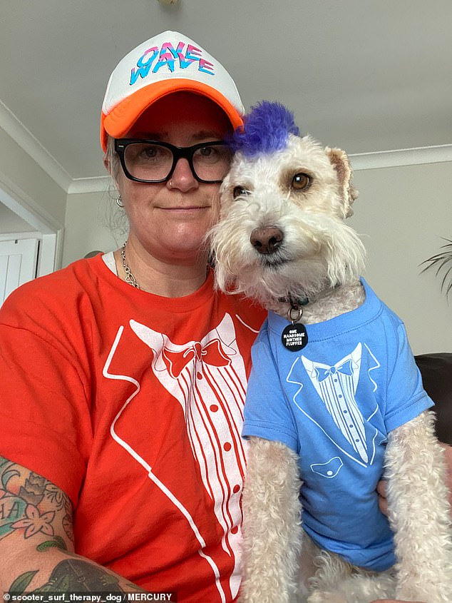 Scooter là một chú chó trị liệu sống ở Chichester đã được Kirstie Coy-Martin giải cứu. 