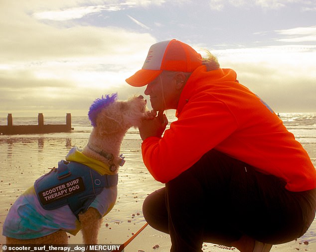 Kirstie cho biết Scooter có giác quan thứ sáu về người cần được an ủi nhất khi đến bệnh viện và nhà chăm sóc 