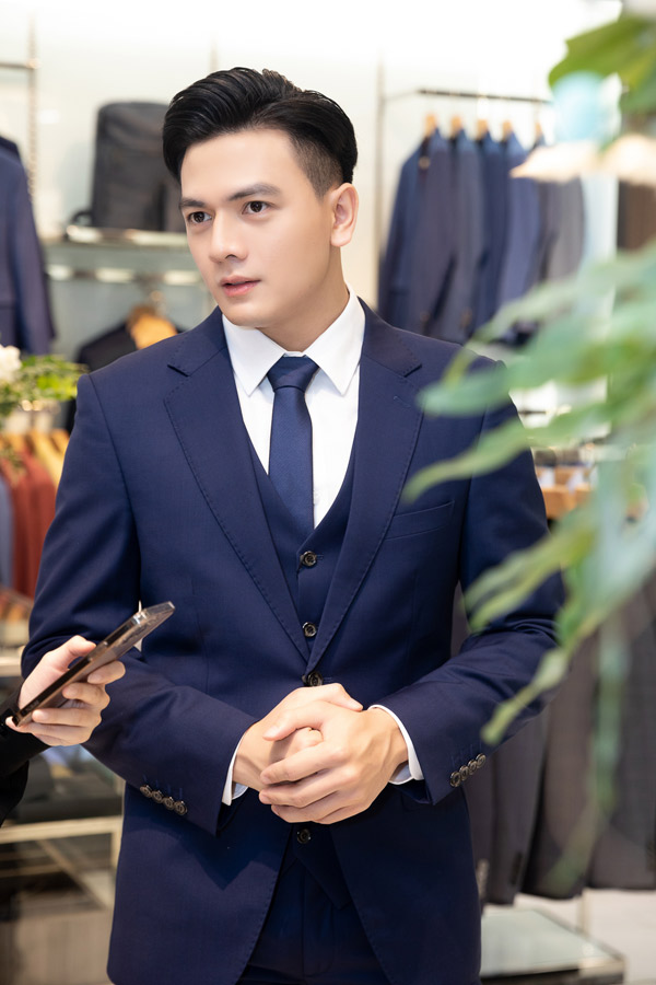 "Nam thần" Lê Xuân Tiền cuốn hút với vẻ ngoài lịch lãm, anh lựa chọn bộ suit sắc xanh cổ điển.