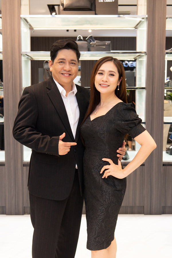 Vợ chồng diễn viên Thanh Thúy - đạo diễn Đức Thịnh "ton sur ton" với sắc đen.