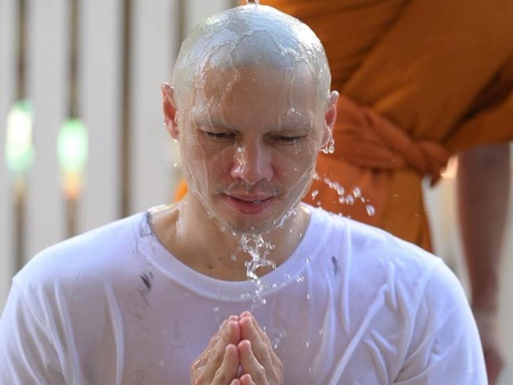 Thời trang - "Nam thần" Thái Lan từng sánh vai Hoa hậu Thùy Tiên, Hương Giang bất ngờ xuống tóc đi tu