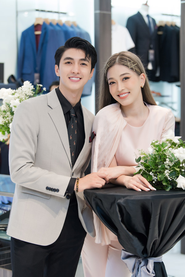 Tham dự sự kiện họ diện suit với tông màu khác nhau nhưng phong cách khá đồng điệu.