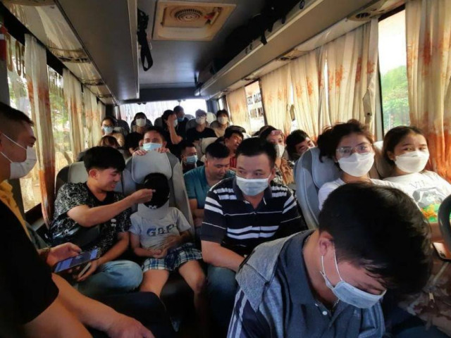 Tin tức trong ngày - "Nhồi nhét" chật cứng người, lái xe viện lý do cả nể, chiều lòng hành khách