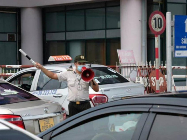 Tin tức trong ngày - Một nhân viên an ninh sân bay Nội Bài bị lái xe taxi dùng tô vít tấn công