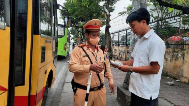 Đội CSGT số 14 kiểm tra xe khách vi phạm chở quá số người quy định tại đường Giải Phóng