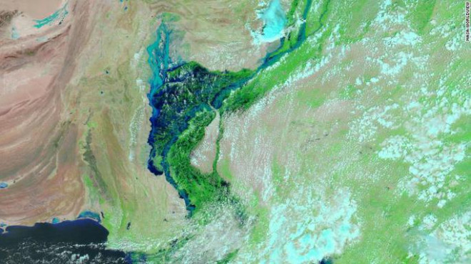 Sông Indus bị tràn bờ và làm ngập một khu vực rộng khoảng 100 km. Ảnh: NASA