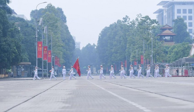 5 giờ 50 sáng nay, các chiến sĩ thuộc Đoàn 275, Bộ Tư lệnh bảo vệ Lăng Chủ tịch Hồ Chí Minh bắt đầu thực hiện lễ thượng cờ tại Quảng trường Ba Đình.
