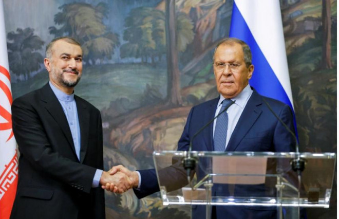 Ngoại trưởng Iran Hossein Amirabdollahian và Ngoại trưởng Nga Sergey Lavrov trong cuộc họp báo ở Moscow ngày 31-8. Ảnh: REUTERS