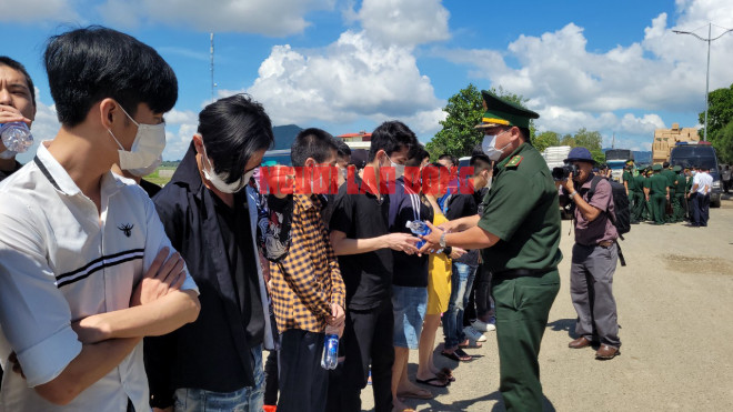 Bộ đội Biên phòng An Giang tiếp nước cho công dân vừa được sang biên giới Việt Nam