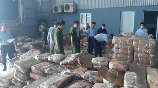 Lực lượng chức năng Lạng Sơn thu giữ trên 86 tấn thực phẩm không rõ nguồn gốc xuất xứ.