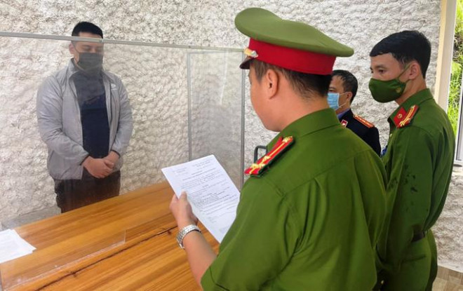 Công an tỉnh Lâm Đồng đọc lệnh bắt giam Dương Hoàng Minh làm liều ôm tiền của công ty trốn sang Campuchia.