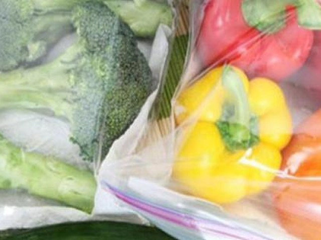 Ẩm thực - Thực hư việc bỏ rau trong túi nilon cho vào tủ lạnh không những độc hại mà còn gây ung thư?