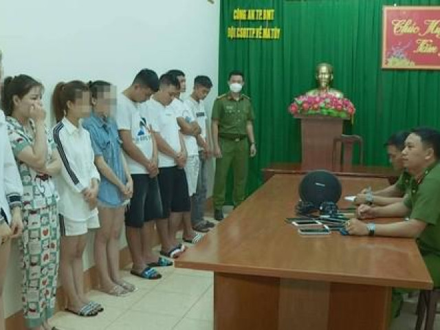 Pháp luật - Nhóm nam nữ rủ nhau lên phố giải ngố bằng tiệc ma túy