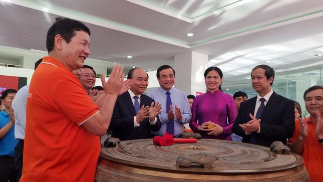 Ý tưởng xây dựng Trường Hy Vọng bắt đầu từ tháng 9/2021, do ông Trương Gia Bình, Chủ tịch HĐQT Tập đoàn FPT (bìa trái) khởi xướng.