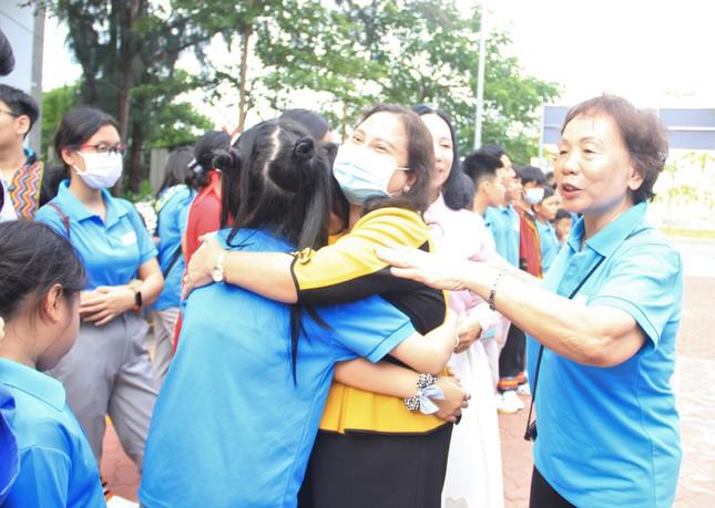 Bà Trần Thị Xuân Mai, Giám đốc Sở LĐ-TB&amp;XH TP. Cần Thơ (áo vàng) xúc động khi gặp lại những "đứa con" trong ngôi trường. Bà nói gần một tháng trước các cháu ra sân bay còn bỡ ngỡ, tủi thân. Giờ gặp lại thấy cháu nào cũng hoạt bát, vui tươi, hòa đồng với các bạn.