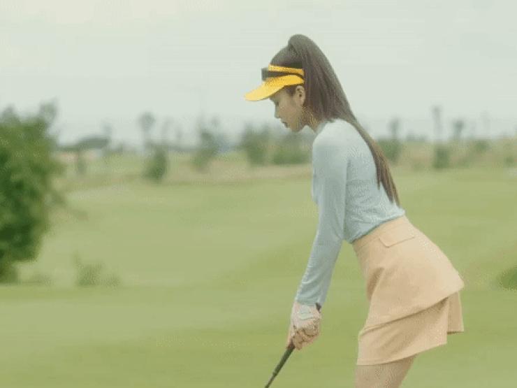 MV cổ vũ người đẹp ra sân golf gây xôn xao