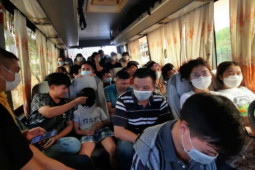 Tin tức trong ngày - "Nhồi nhét" chật cứng người, lái xe viện lý do cả nể, chiều lòng hành khách