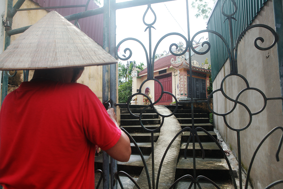 Trao đổi với PV, ông Hà Thanh Duy cho biết: “Người dân nơi đây thường gọi nôm na là cuốn sách đá bởi hai trang sách đá úp vào nhau nhìn như hai trang sách bằng giấy, hai mặt sách đều có chữ khảm vào đá. Sau khi người dân phát hiện bia hộp đá, có rất nhiều người nơi khác đến hỏi mua nhưng nhân dân trong vùng không bán mà bảo nhau gìn giữ cho con cháu sau này”.