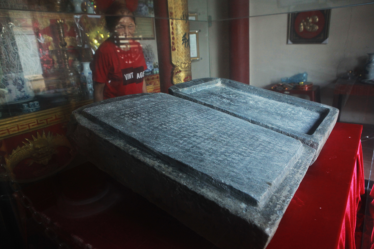 Bia có hình chữ nhật gồm hai phần: Phần bia và phần nắp đậy, ôm khít vào nhau. Phần nắp đậy cao 72cm, rộng 49cm, dày 16cm. Lòng nắp và mặt thân bia đều được mài phẳng, nhẵn, khắc văn tự Hán cổ và chữ Nôm.